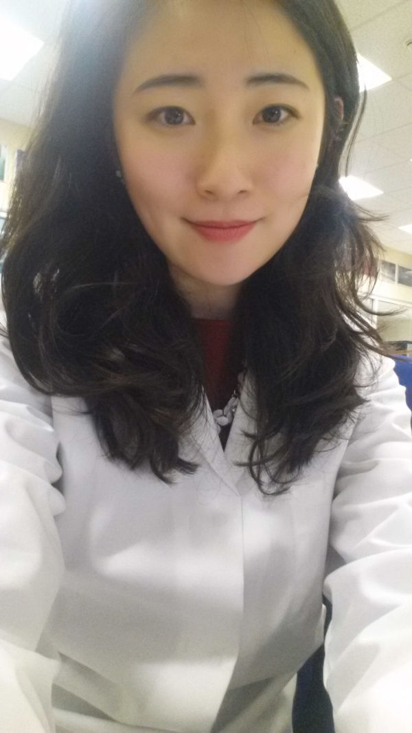 体育女主播丁字裤艳照PK美女博士清纯靓照