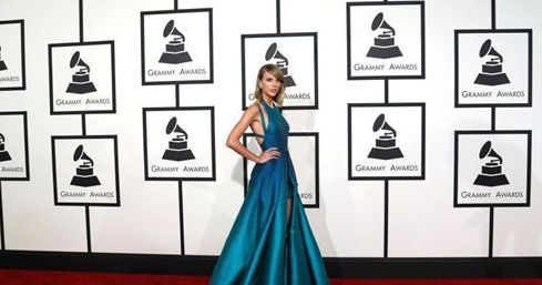 <em>水果姐</em>携<em>泰勒-斯威夫特</em>旧爱出席格莱美奖