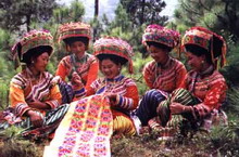 华坪傈僳族分为花傈僳和黑傈僳两种,生息繁衍到今天,共有26000余人