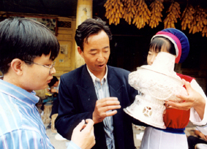记者陈明昆1999年8月在云南大理州鹤庆县新华村采访制作银器饰品的