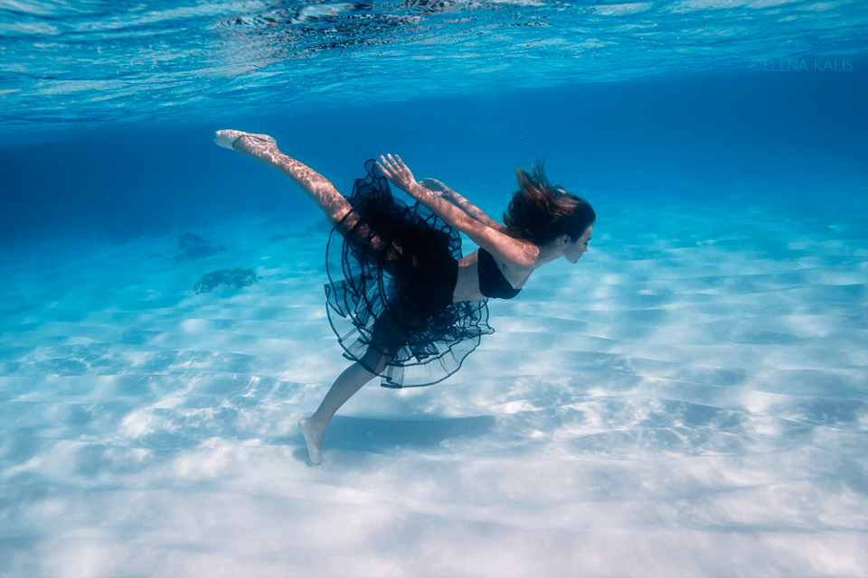 少女化身<em>海的女儿</em> 开启海底异度绝美景观_新华