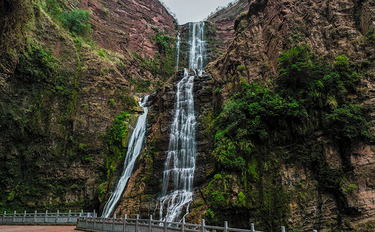 壮观！摄影师用镜头记录云南大姚三潭瀑布 气势恢宏