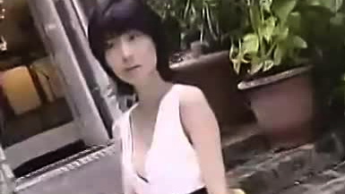 <em>日本</em>F杯美胸天后秀傲人上围 吃猪排可丰胸?