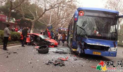 云南网视]安徽合肥800万兰博基尼撞公交修理需