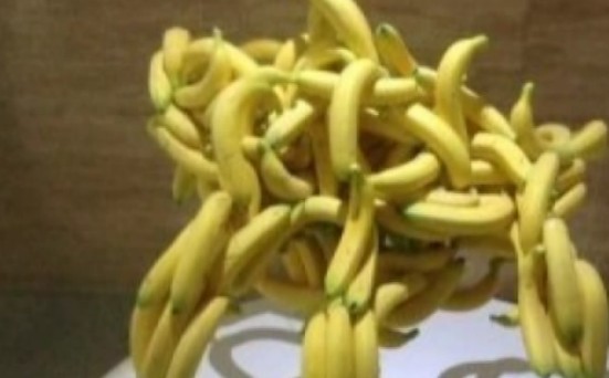 【新华读图 】用香蕉堆出一只猴子