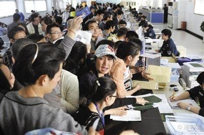 [云南网视]南京限牌传言车市火爆政府称 一夜