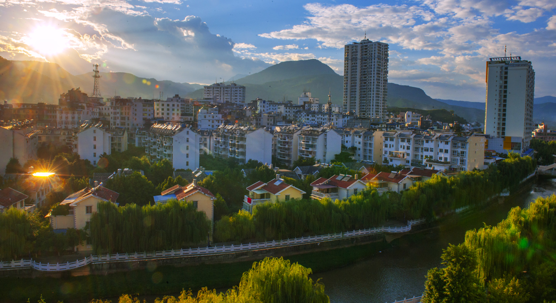 华坪县城绿化亮化建设让城市处处有美景